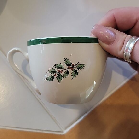 Vintage Spode Christmas tea cups/saucers 7oz. Set of 6 - Picture 8 of 9